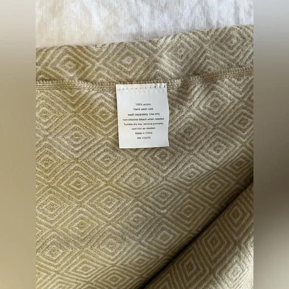 Hallmart Collectibles Grandeur Diamond Decorative Knit Fringed Throw | Beige NWT - Picture 3 of 5